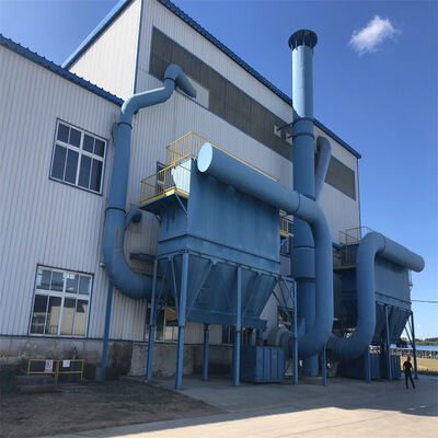 Peralatan pengumpul debu filter kantong pulsa di bagian belakang mesin sintering di pabrik baja